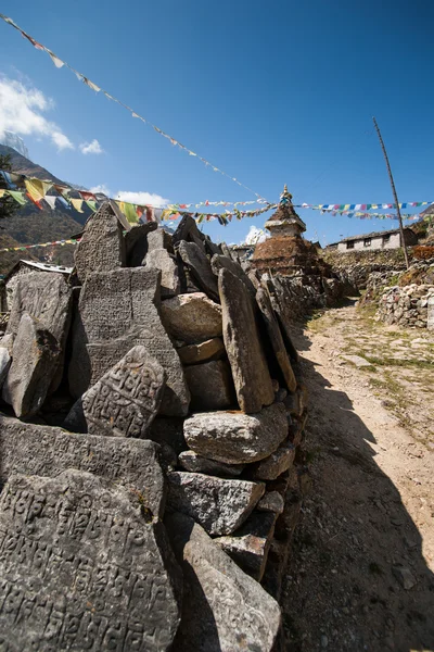 Mani stones and Buddhist stupe or chorten in Himalayas — Stock Photo, Image