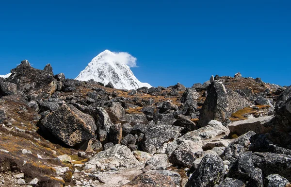 在喜马拉雅山中的冰碛和 pumori 峰 — 图库照片