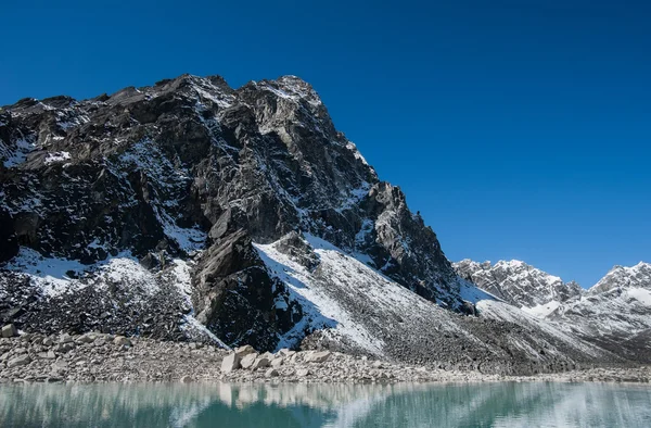 Berg en heilig meer in de buurt van gokyo in Himalaya — Stockfoto