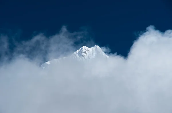 Montanha pico escondido em nuvens no Himalaia — Fotografia de Stock