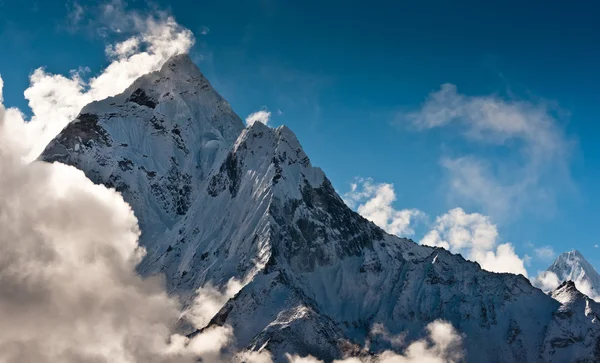 Berggipfel und Wolken im Himalaya — Stockfoto