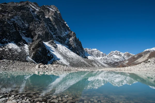 Cime montane e riflessione nel Sacro Lago Gokyo in Himalaya — Foto Stock