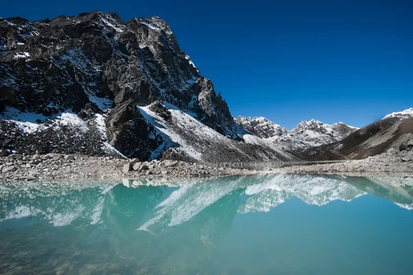 Горы и священное озеро около Гокио в Гималаях — стоковое фото