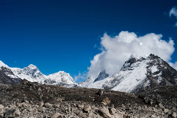 Vrcholy a mraky posvátného jezera gokyo v Himalájích — Stock fotografie