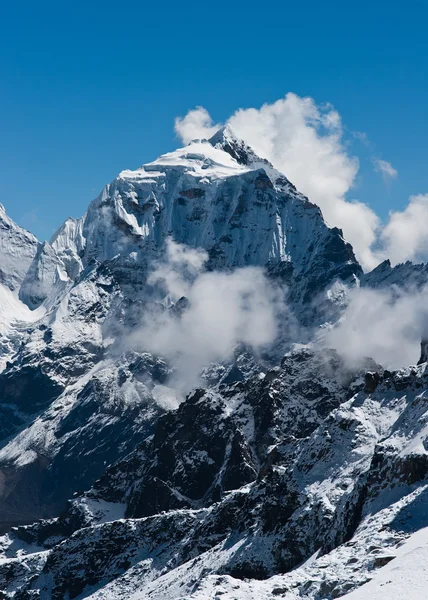 Taboche bergstopp och moln tittade på från renjo pass — Stockfoto