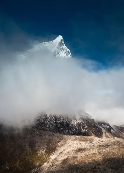 Cholatse 6335 m peak gömd i moln — Stockfoto