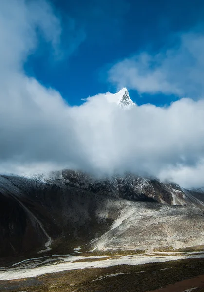 Cholatse cume 6335 m escondido em nuvens — Fotografia de Stock