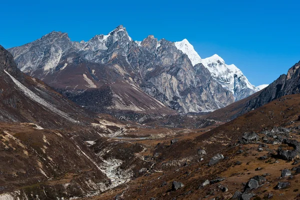 Ambiente: córrego drenado e montanhas no Himalaia — Fotografia de Stock