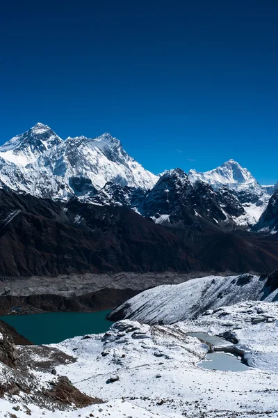 Эверест, Нупце, Лхоцзе и Макалу пики. Гокё озеро и деревня — стоковое фото