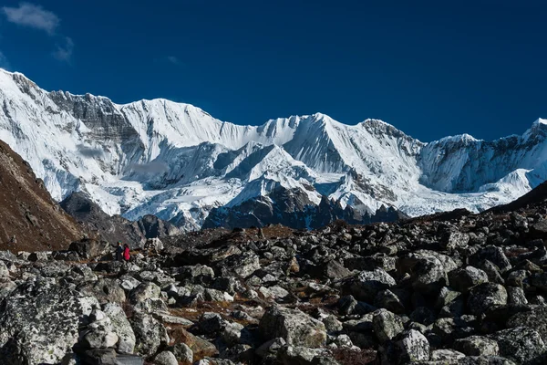 Cho oyu tepe civarında dağ silsilesi — Stok fotoğraf