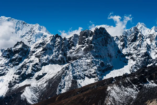 Cena de cume de montanha vista de Renjo pass no Himalaia — Fotografia de Stock