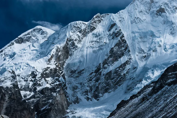 喜马拉雅山 gorak 薛和珠穆朗玛峰基地营附近的山峰 — 图库照片