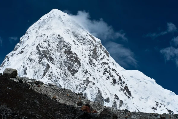 Pumo ri szczyt - himalaya mountains — Zdjęcie stockowe