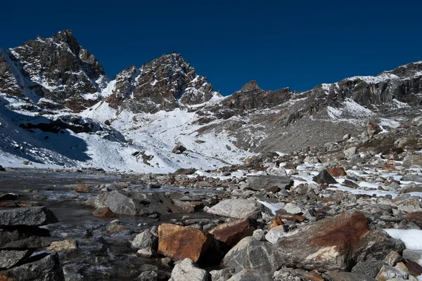 Renjo pass: bergtoppen en stream in Himalaya — Stockfoto