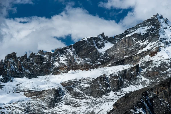 Rocas y nieve vistas desde la cumbre de Gokyo Ri en el Himalaya —  Fotos de Stock