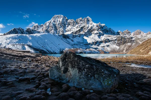 Kutsal gokyo göl kenarında köy ve dağ zirveleri Himalayalar — Stok fotoğraf