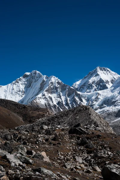 Picos montañosos nevados y cielo azul en el Himalaya —  Fotos de Stock