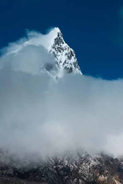 Pico de montaña Cholatse y nubes —  Fotos de Stock