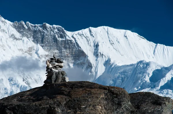 Harmony: Sten stack och bergskedjan i Himalaya — Stockfoto