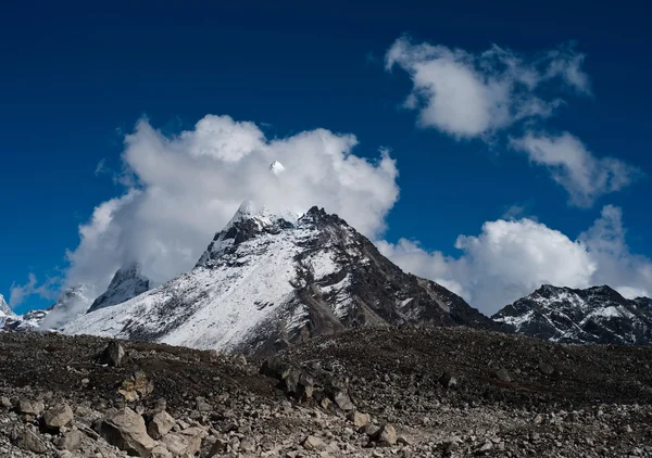 在尼泊尔徒步旅行: 山附近戈焦 — 图库照片