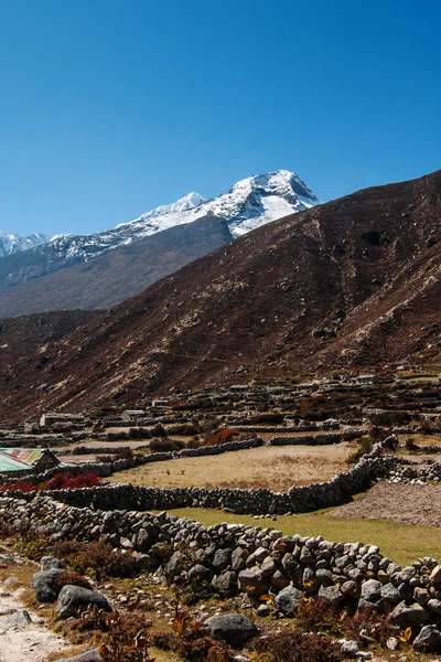 Himalaya landskap: snöade toppar och sherpa village — Stockfoto