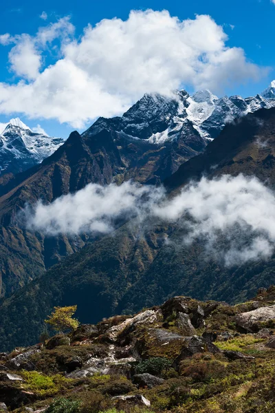 Himalayas in autumn: peaks and clouds — Stock Photo, Image