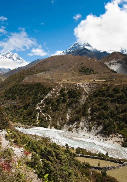 Himalayas: stream and Lhotse, Lhotse shar peaks — Stock Photo, Image