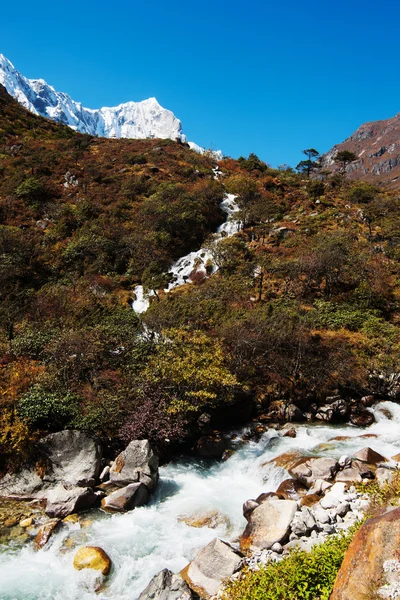 Landscape in Himalayas: snowed peaks and stream — Stock Photo, Image