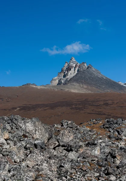 山峰和岩石在喜马拉雅山 — 图库照片