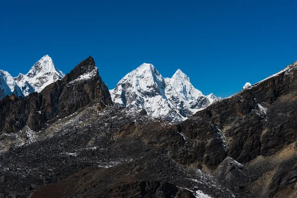 Bergstoppar tittade på från renjo pass i himalaya — Stockfoto