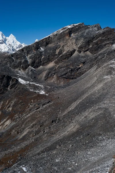 Вид на горный хребет с перевала Ренджо в Гималаях — стоковое фото