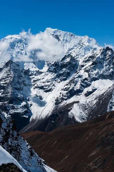 Snowed Mountain range scene viewed from Renjo pass — Stock Photo, Image