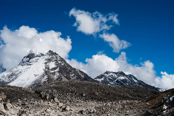 Toppmötet och moln nära heliga sjö gokyo i Himalaya — Stockfoto