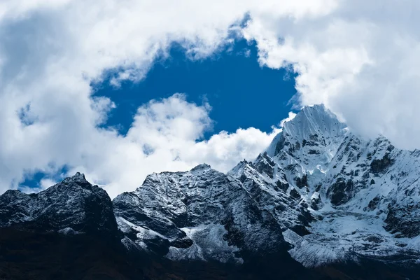 Thamserku hory summit v Himalájích — Stock fotografie