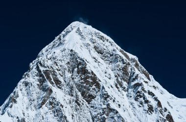 CIn tepe ve mavi gökyüzü Himalayalar, nepal