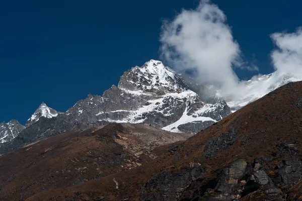 Berg toppmötet och moln i Himalaya — Stockfoto