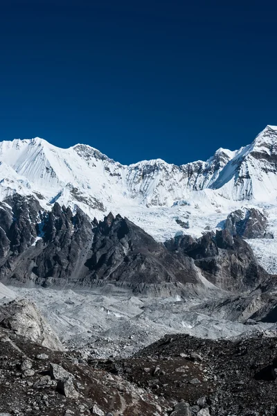 Bergstopparna i närheten av cho oyu peak — Stockfoto