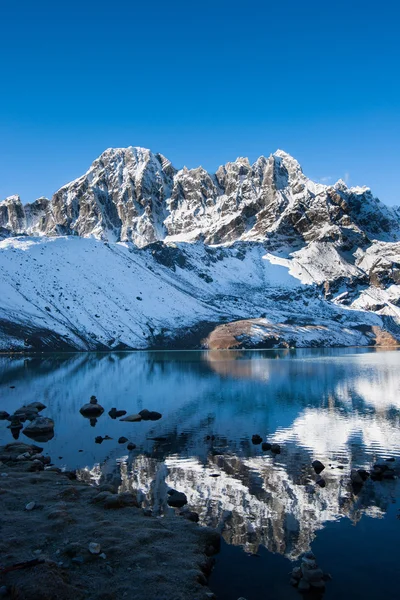 Bergen en reflectie in Heilige gokyo meer in Himalaya — Stockfoto