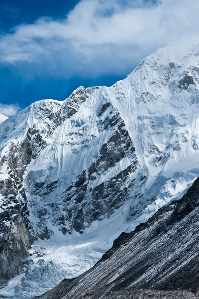 Montañas no muy lejos Gorak shep y Everest campamento base — Foto de Stock