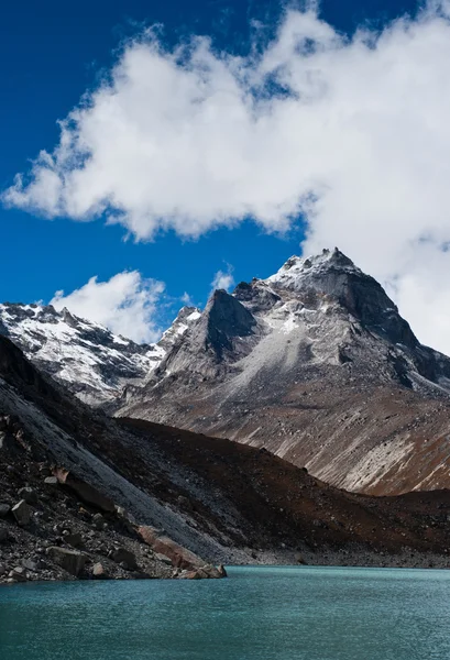 山山顶和神圣湖附近戈焦在喜马拉雅山 — 图库照片