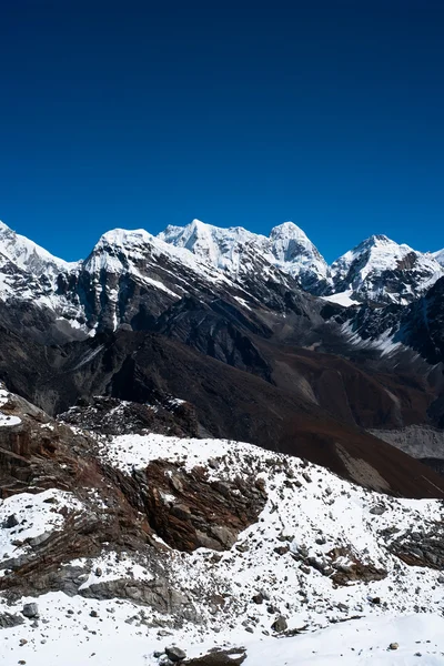 Pumori, Changtse und Nirekha Gipfel Blick vom Renjo Pass — Stockfoto