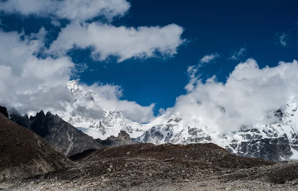 Rotsen en bergtoppen in de buurt van gokyo in Himalaya — Stockfoto