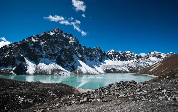 Posvátné jezero a vrchol poblíž gokyo v Himalájích — Stock fotografie