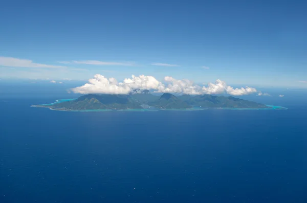 モーレア島の熱帯の島の空中写真 — ストック写真