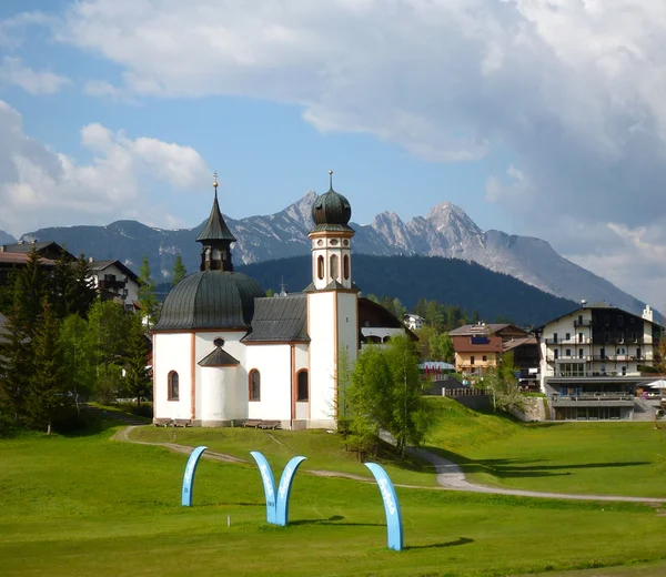 Charakterystyczne kościoła w seefeld, austria — Zdjęcie stockowe