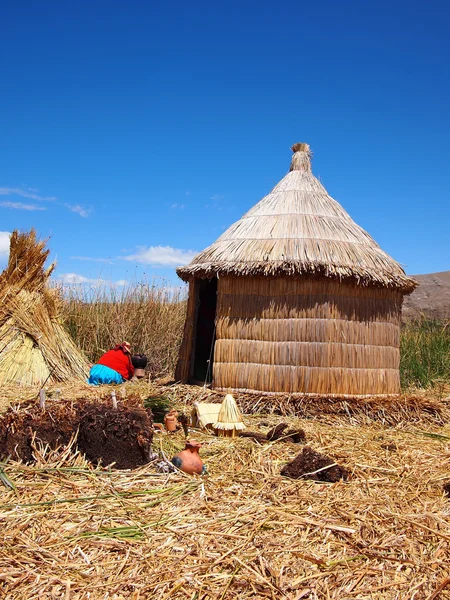 Reed hut på uros flytande öar — Stockfoto