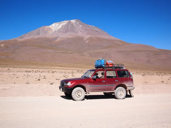 ボリビアの砂漠での四輪駆動車 — ストック写真