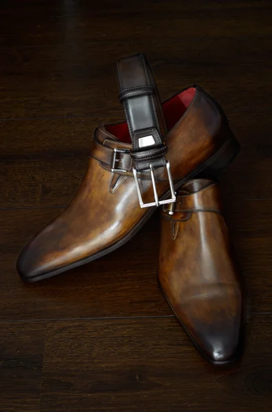 Luxusní kožené boty a pás — Stock fotografie