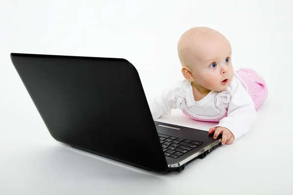Bir dizüstü bilgisayar ile kız bebek — Stok fotoğraf