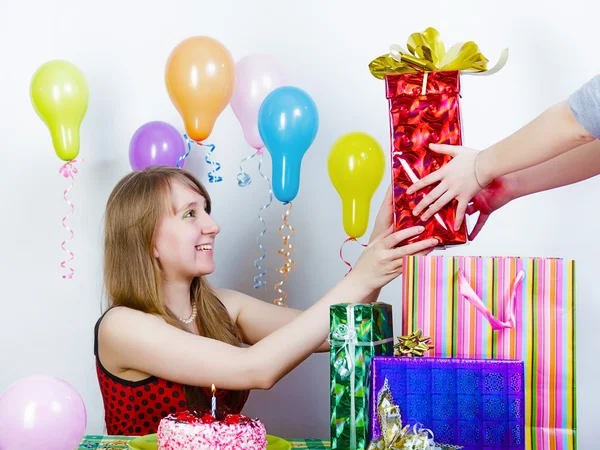 Geburtstag. das Mädchen nimmt Geschenke an — Stockfoto